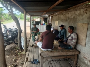 Babinsa Persiapan Seteluk Rea Perkuat Kedekatan dengan Warga Lewat Kegiatan Komsos