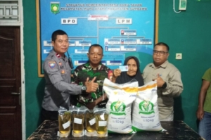 ‎TNI Hadir untuk Rakyat: Babinsa Dampingi Pembagian Beras dan Minyak Goreng di Moyo Utara