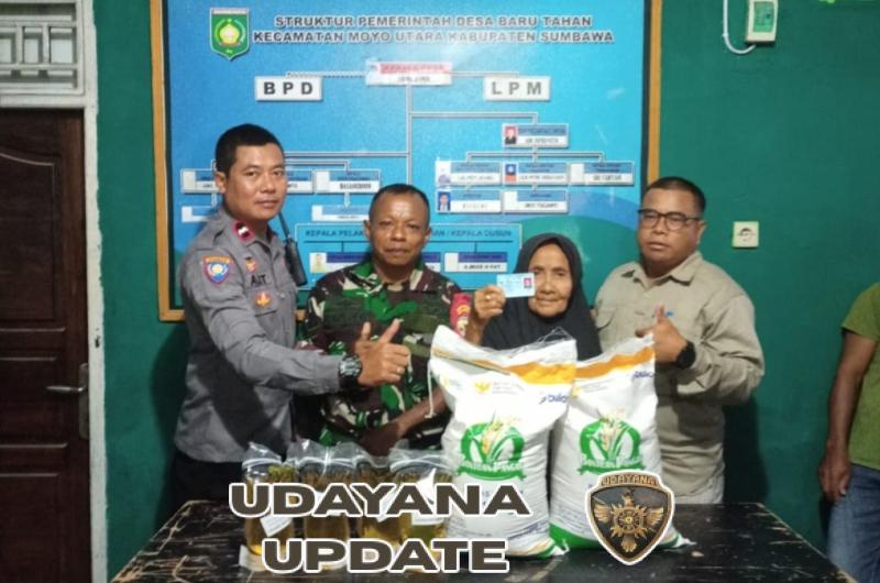 ‎TNI Hadir untuk Rakyat: Babinsa Dampingi Pembagian Beras dan Minyak Goreng di Moyo Utara