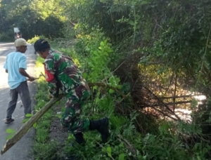 ‎Sinergi Babinsa dan Warga Dusun Sengkal Cegah Genangan Air Saat Musim Hujan