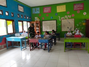 Babinsa Koramil Jereweh Dampingi Program Makan Bergizi Gratis di SD Negeri Goa