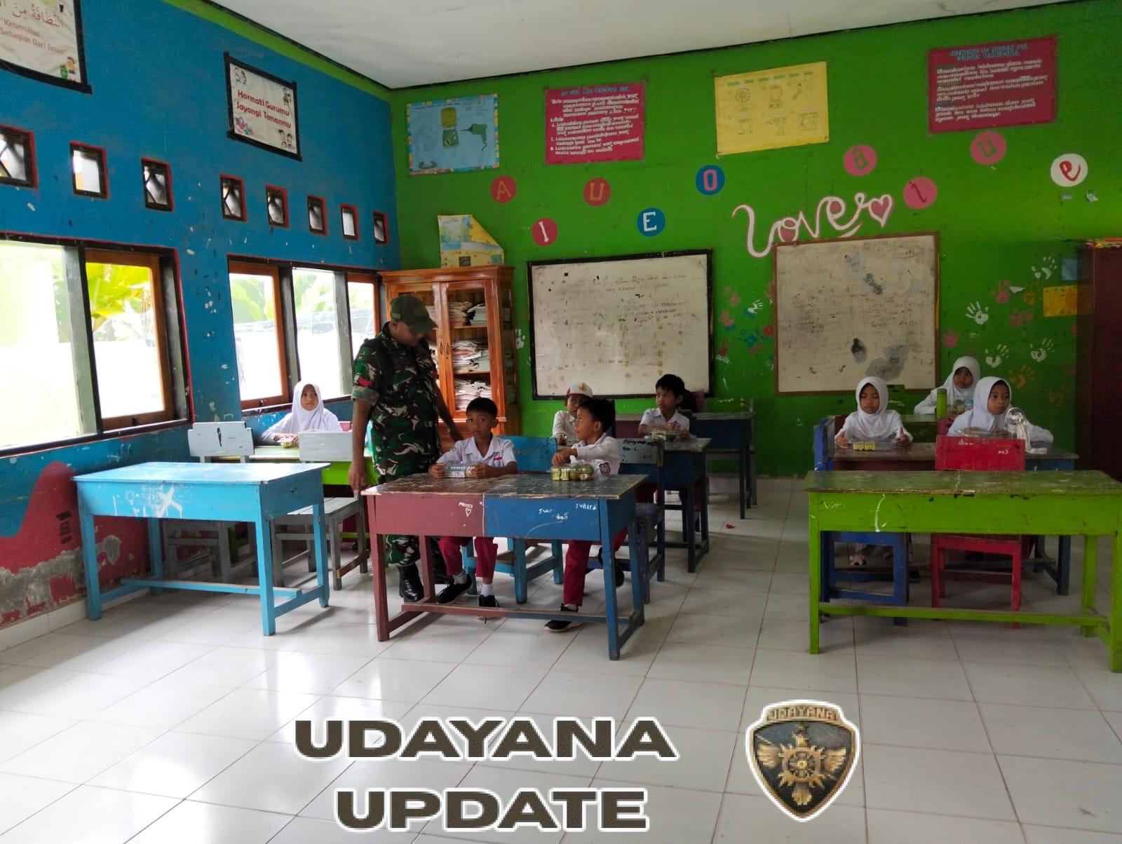 Babinsa Koramil Jereweh Dampingi Program Makan Bergizi Gratis di SD Negeri Goa