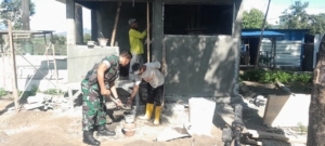 Babinsa Mangge Asi Bantu Pembangunan Pos Pantau Ternak di Dusun Saka