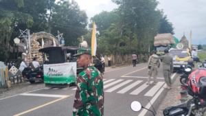 “Momen Hangat di Lembor: Sinergi TNI dan Rakyat dalam Khidmatnya Perarakan Kandang Natal”