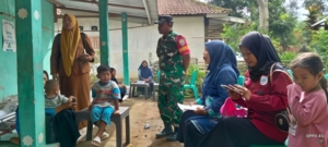 Babinsa Koramil Seteluk Jalin Kedekatan dengan Warga Desa Lamusung