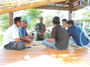 Babinsa Pekat Ajak Warga Tertibkan Ternak Lewat Komsos di Karang Anyar