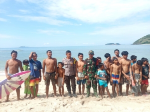 Babinsa Labuhan Kertasari Hadiri Lomba Dirtyhippie Grom Challenge Surfing Community 2025