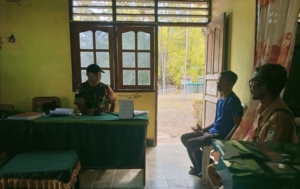 Babinsa Sertu Mikael D. Sales Jalin Silaturahmi Lewat Anjangsana di Desa Oetalus