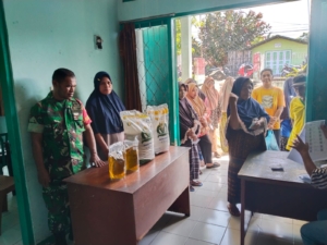 Babinsa Koramil 1602-01/Ende Dampingi Penyaluran Beras Bantuan Rawan Pangan di Kota Raja