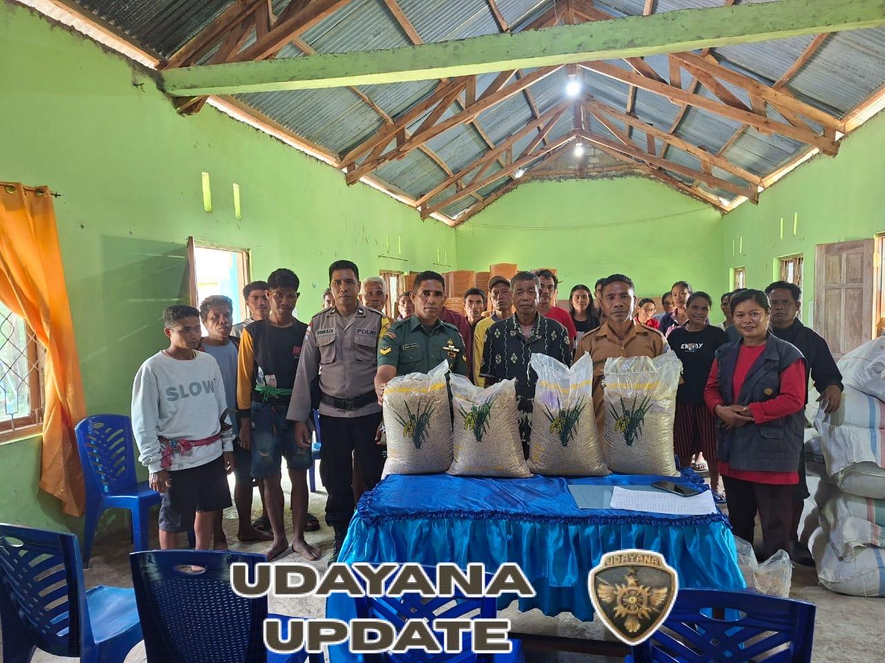 Babinsa Sertu Ananias Dampingi Pembagian Bibit Padi di Desa Mata Woga