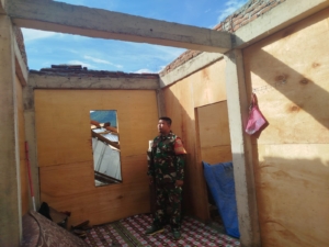 Babinsa Koramil 1628-01/Taliwang Sigap Tangani Rumah Warga Rusak Akibat Angin Kencang