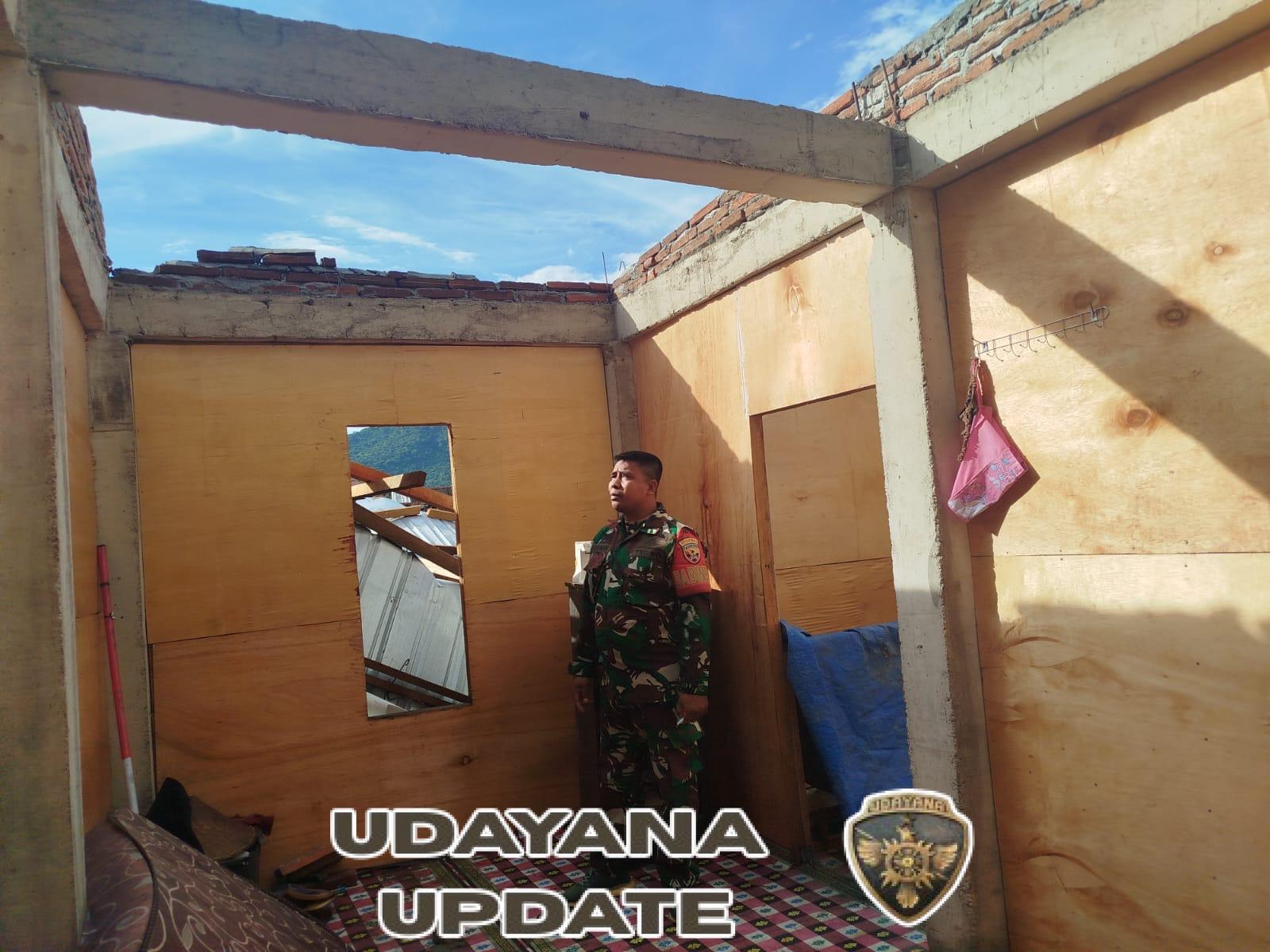 Babinsa Koramil 1628-01/Taliwang Sigap Tangani Rumah Warga Rusak Akibat Angin Kencang