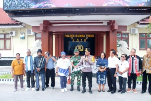 Kasdim 1601/Sumba Timur Hadiri Pelepasan dan Parade 1000 Lilin Natal di Waingapu