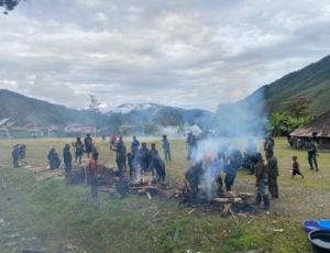 Satgas Yonif 743/PSY Lestarikan Tradisi Bakar Batu Bersama Masyarakat Wuyukwi