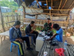 Babinsa Mbawi Ajak Petani Optimalkan Musim Tanam di Lahan Tadah Hujan