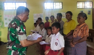 Kepedulian Tanpa Batas, Babinsa Koramil 1618-06/Bian Hadir Bantu Pendidikan Anak di Pelosok TTU