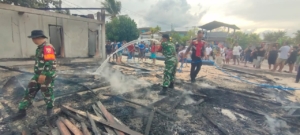 Bangunan Warung Terbakar, Babinsa Koramil Nusa Penida Bersama Subsektor Dan Warga Jungutbatu Gelar Penanganan