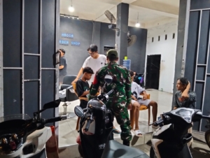 ‎ Babinsa Tanak Gadang Gelar Patroli Malam Jaga Kamtibmas di Pringgabaya