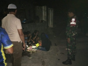 Babinsa Koramil 1614-01/Dompu Edukasi Anak Muda di Dusun Wawo Barat Lewat Ronda Malam