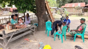 Babinsa Sertu Denis Fernandes Gelar Pamwil dan Komsos di Maurole Selatan