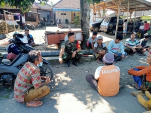 Babinsa Koramil 1615-11/Aikmel Ajak Warga Kalijaga Baru Jaga Lingkungan dan Keamanan