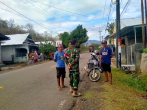 Babinsa Dasan Anyar Laksanakan Komsos dan Patroli Wilayah, Perkuat Keamanan Lingkungan
