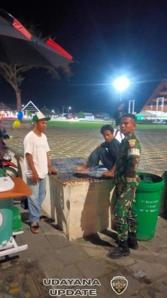 Babinsa Koramil Taliwang Laksanakan Patroli Malam, Imbau Warga Jaga Kamtibmas