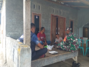 Babinsa Koramil Pekat Himbau Petani Waspada Bekerja Saat Musim Hujan