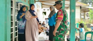 Babinsa Desa Seran Dampingi Posyandu Rutin di Dusun Beru