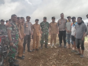 Kasdim 1614/Dompu Mayor Inf Wayan Sulandre Dampingi Bupati Dompu, Bambang Firdaus Tinjau Sumber Mata Air Serakapi