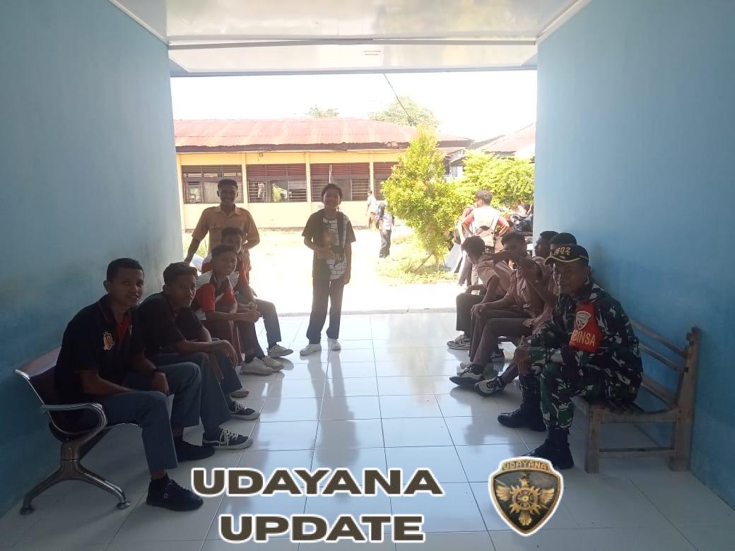 Babinsa Koramil 1602-01/Ende Laksanakan Komsos dan Pamwil Bersama Siswa SMKN 1 Ende