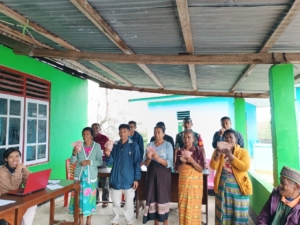 Babinsa Koramil 1618-02/Miobar Perkuat Kepercayaan Publik Lewat Pengawalan BLT Dana Desa