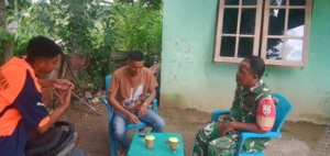 Komsos Babinsa di Desa Sapaen, Warga Diingatkan Bahaya Longsor dan Banjir