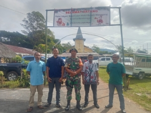 Natal Penuh Kepedulian, Babinsa Satar Mese Bersama Pemerintah dan Gereja Dampingi Kelompok Rentan