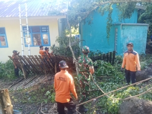 Pembersihan Posyandu Terdampak Pohon Tumbang, Babinsa Koramil Taliwang Turun Membantu Warga