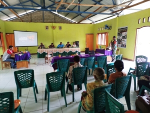 Babinsa Hadiri Pembagian BLT Jaga Transparansi Desa Manubelon