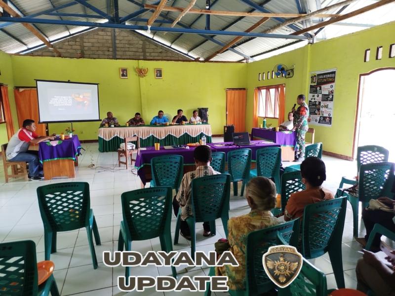 Babinsa Hadiri Pembagian BLT Jaga Transparansi Desa Manubelon