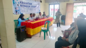 Babinsa Desa Mantar Serda Hendry N. Tekankan Pentingnya Sinergi dalam Rembuk Stunting di Desa Mantar Kecamatan Poto Tano
