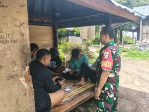 Babinsa Desa Sembalun Kopka Khaeri Muniadi Gelar Komsos, Warga Diimbau Waspada Musim Hujan