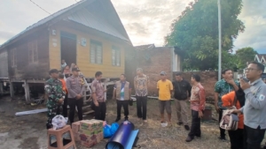 Babinsa Kelurahan Kuang Sigap Tanggap Rumah Warga Rusak Akibat Angin Kencang