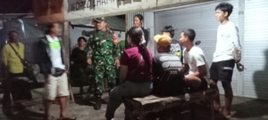 Babinsa Koramil 1614-06/Manggelewa Perkuat Kamtibmas Lewat Patroli Malam
