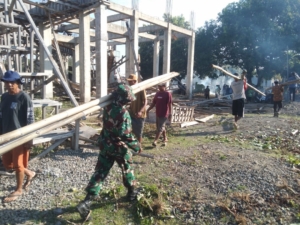 Babinsa Pekat Pimpin Gotong Royong Bersihkan Masjid At-Taqwa Desa Doropeti