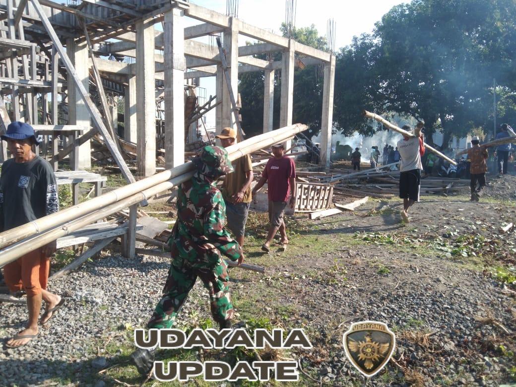 Babinsa Pekat Pimpin Gotong Royong Bersihkan Masjid At-Taqwa Desa Doropeti