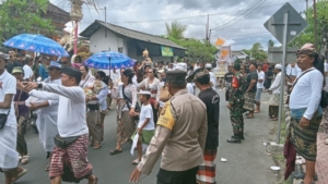 TNI Polri Dan Pecalang Di Desa Kamasan Bersinergi Amankan Upacara Pelebon