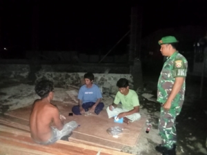 Babinsa Koramil Poto Tano Laksanakan Patroli Malam, Jaga Kamtibmas Wilayah Binaan