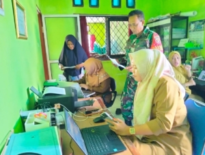 Babinsa Seteluk Atas Dampingi Penghimpunan Data Warga Penerima Kartu KSB Maju