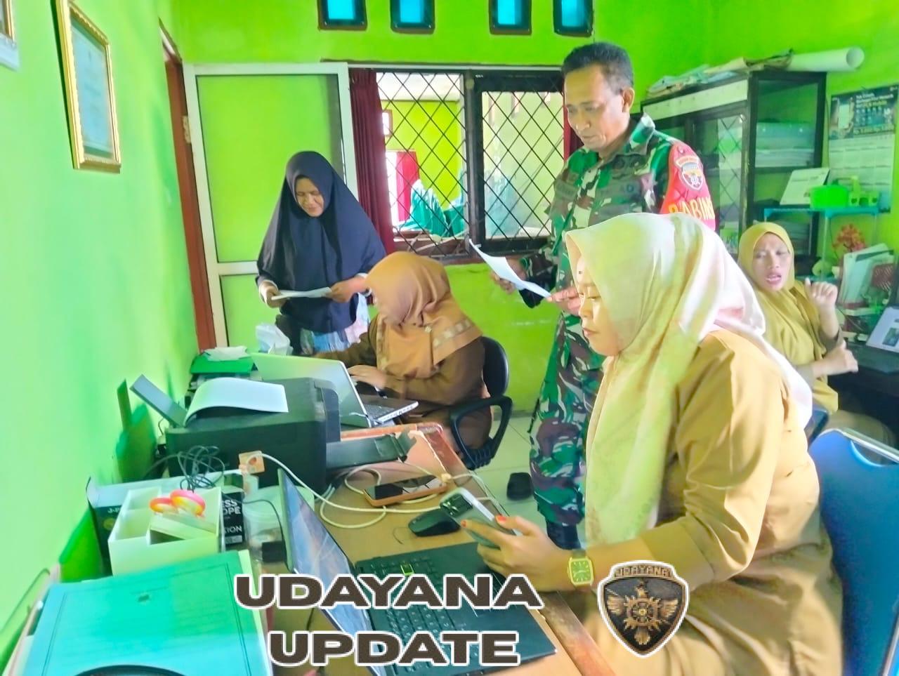 Babinsa Seteluk Atas Dampingi Penghimpunan Data Warga Penerima Kartu KSB Maju