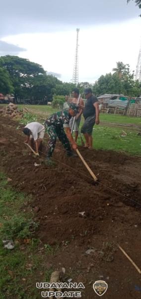 Babinsa Tolokalo Bantu Warga Gali Saluran Air untuk Cegah Banjir