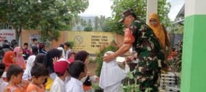 Babinsa Lamusung Dampingi Program Makan Bergizi Gratis di SD Negeri Lamusung