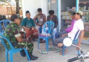 Babinsa Koramil Hu’u Komsos dengan Warga Dusun Sigi, Tekankan Kebersihan Lingkungan